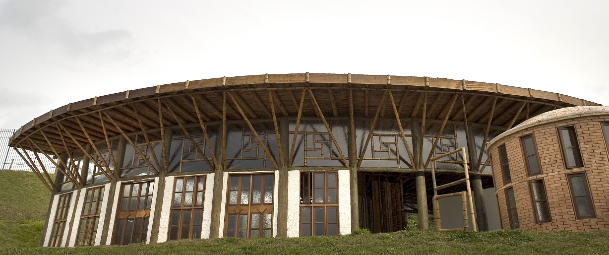 Sede do CES, com grandes janelas de vidro e uma anexo com acabamento de tijolos.